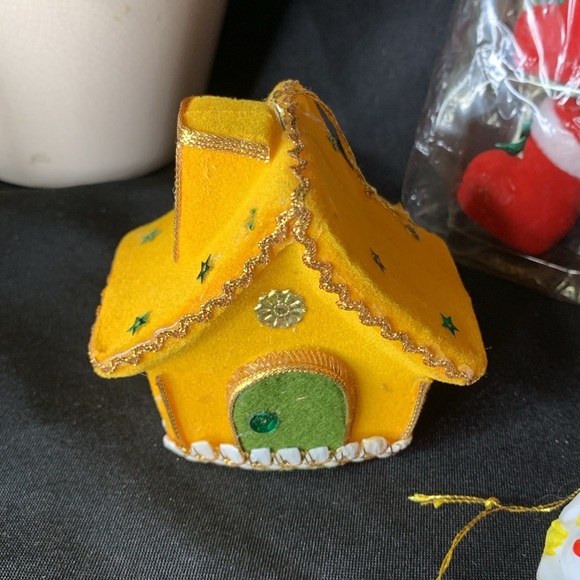 Set of 12 vintage flocked plastic Christmas ornaments - Picture 6 of 16